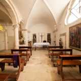 Veniamo ora guidati da Donato, il custode della chiesa, alle spalle dell�altare maggiore. Qui � situata un�altra piccola cappella dove...